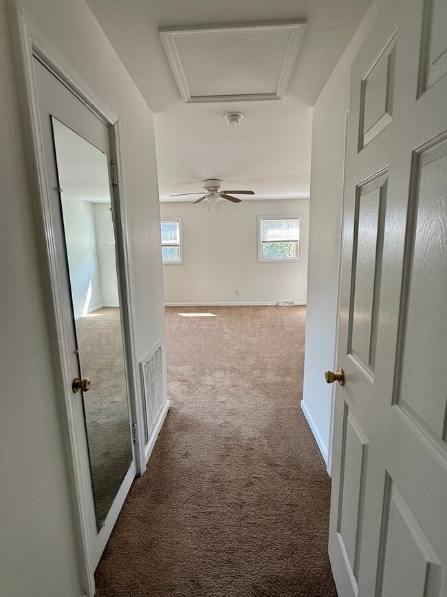 Building Photo - Three bedroom, 1.5 bath house in Burlington