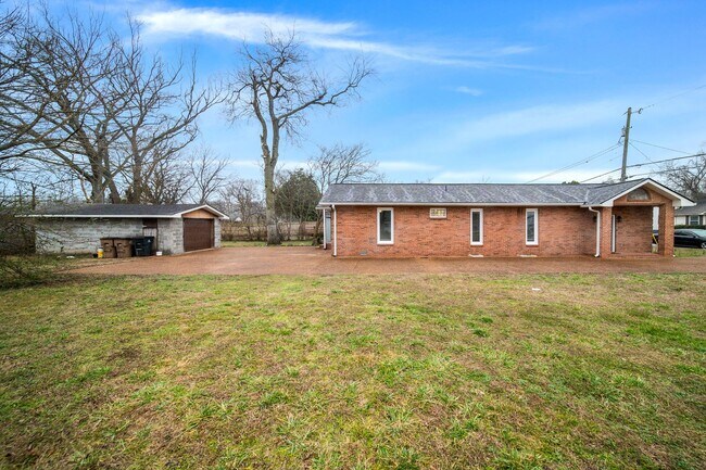 Building Photo - Recently Renovated 2 Bedroom Brick Home! - Coming Soon April 3rd!