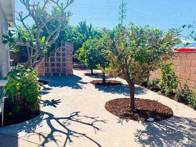 Building Photo - STUNNING 5BD/3BA RESIDENCE IN SERRA MESA! ...