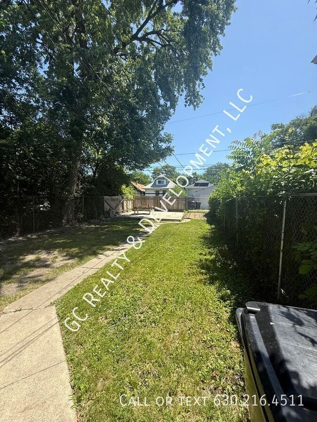 Building Photo - 10225 S Perry Ave
