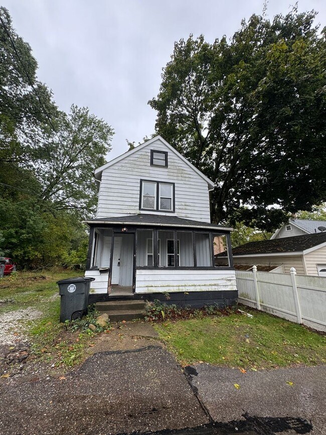 Building Photo - Updated 3-Bedroom Home with Modern Grey Finishes – Open House Feb 7
