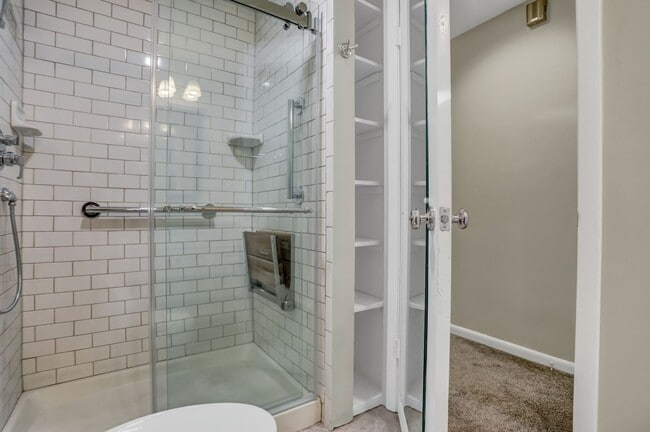 Building Photo - AMAZING SPACIOUS END UNIT TOWNHOUSE IN PRIME LOCATION