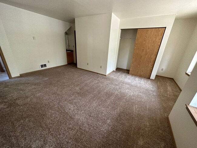 Building Photo - Townhouse Close to COCC! All New Carpet & ...