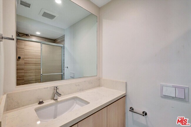 Building Photo - 1249 N Formosa Ave
