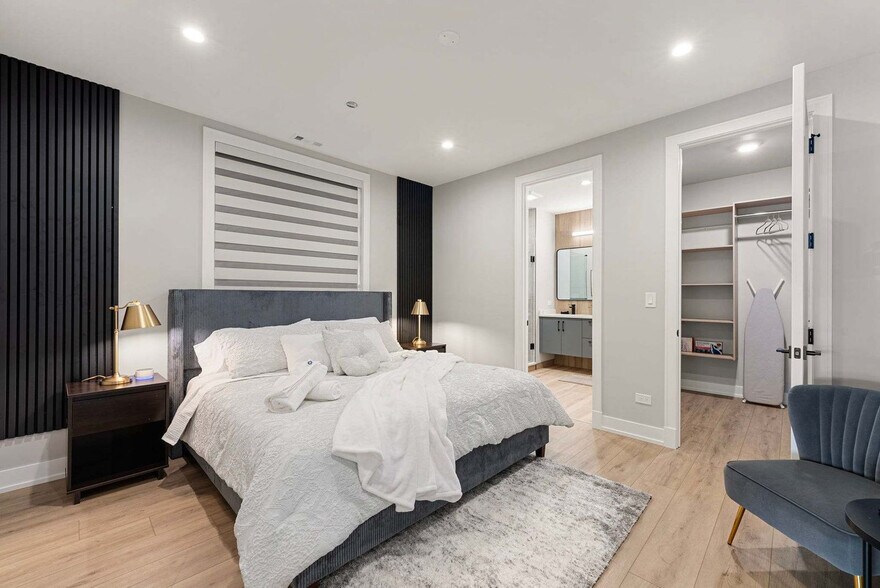 Building Photo - 2344 W Polk St