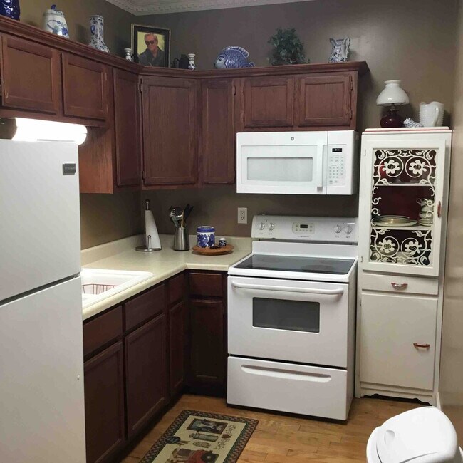 Building Photo - 175 Schools Dr