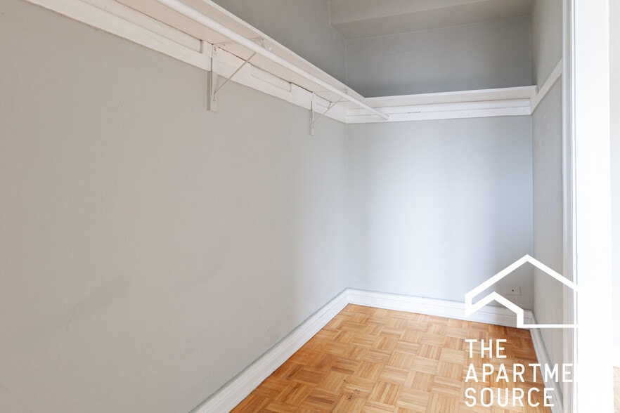 Building Photo - 717 W Belmont Ave