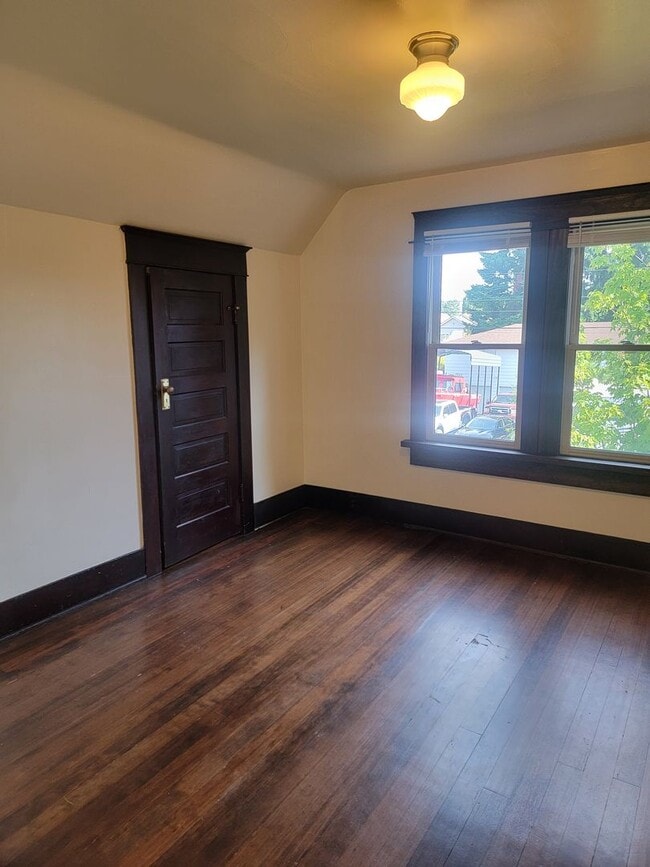 Building Photo - Charming Craftsman In Lincoln District
