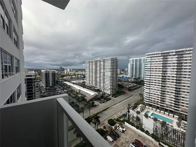 Building Photo - 2030 S Ocean Dr