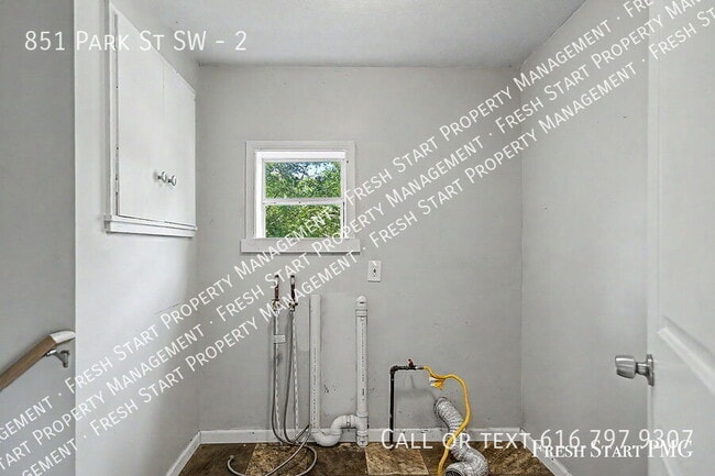 Building Photo - 851 Park St SW