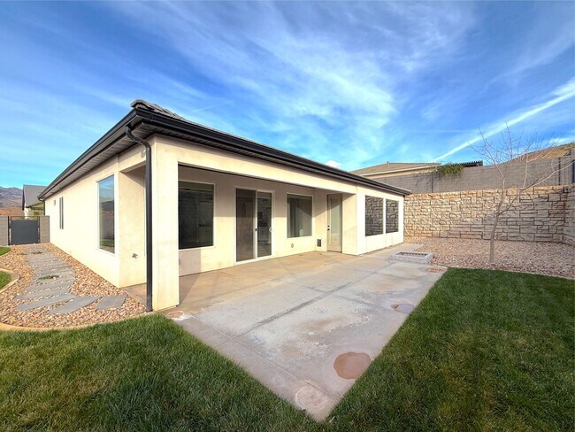 Building Photo - 60 N 60 E