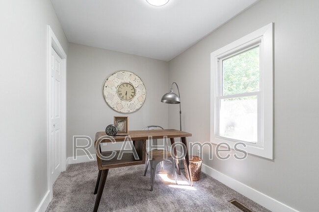 Building Photo - 537 N Sheffield Ave