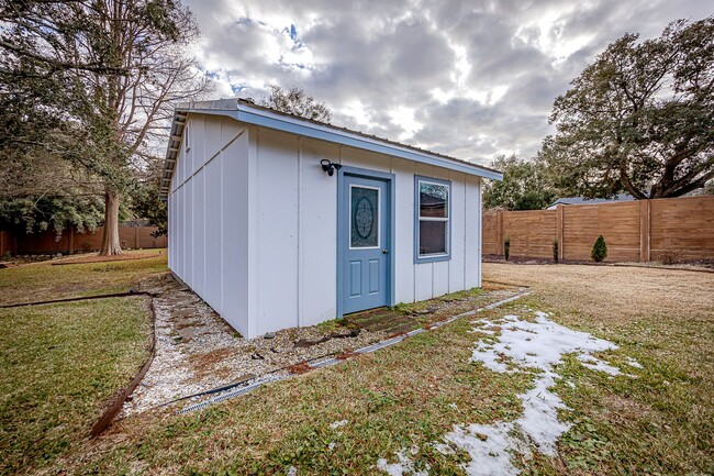 Building Photo - 3 Bedroom 2 Bath Downtown Ocean Springs