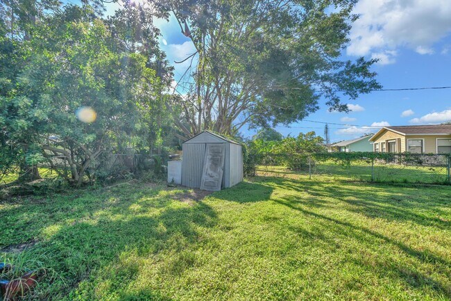 Building Photo - 462 NW Sherbrooke Ave