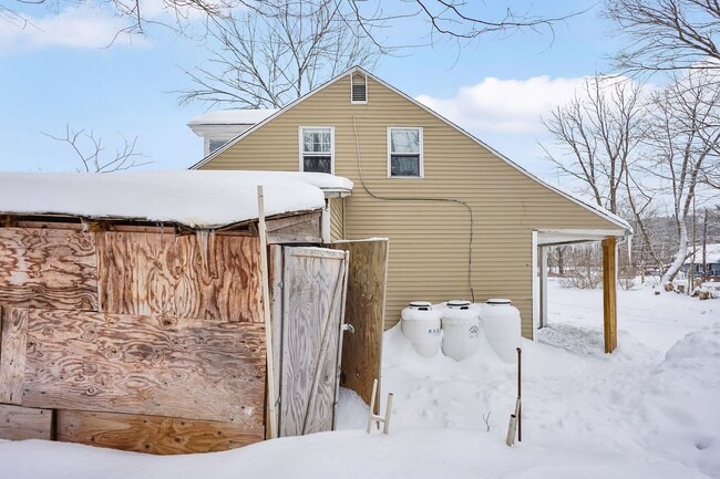 Building Photo - 11 Russell Rd