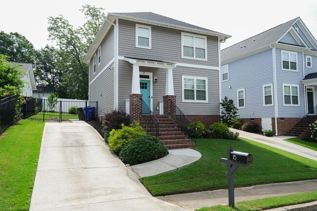 Building Photo - 3 Bedroom, 2.5 Bath in Prime Location! Law...
