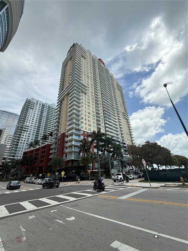 Building Photo - 1155 Brickell Bay Dr