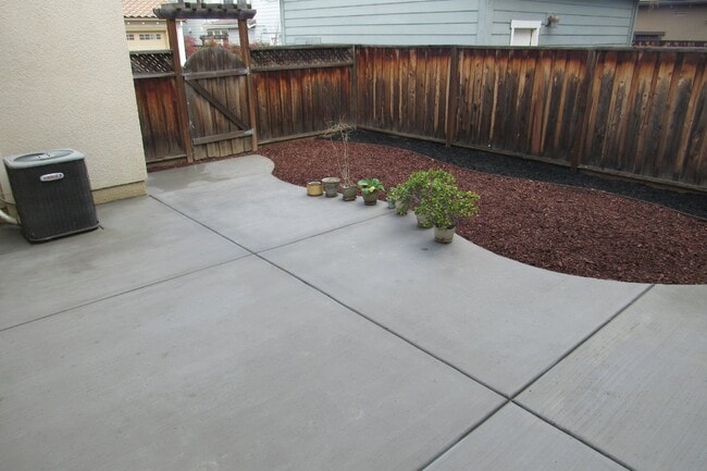 Building Photo - Gorgeous 4 Bed/3 Bath Mountain House Home ...