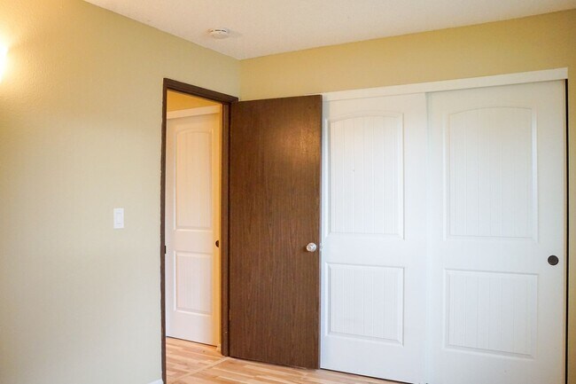 Building Photo - Sunny & Bright 1st Floor 1-Bed w Dishwasher & Parking!