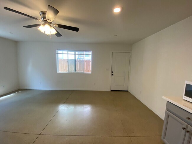 Building Photo - 1540