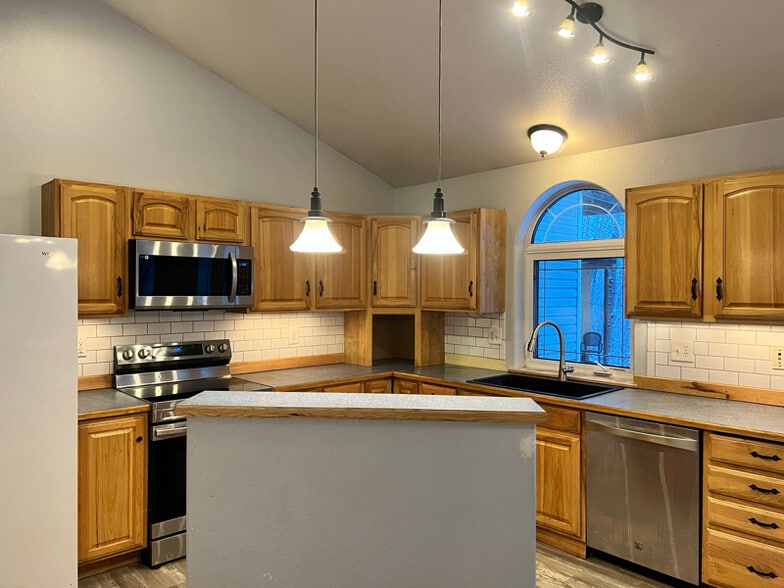 Building Photo - 264 Hawk Rd