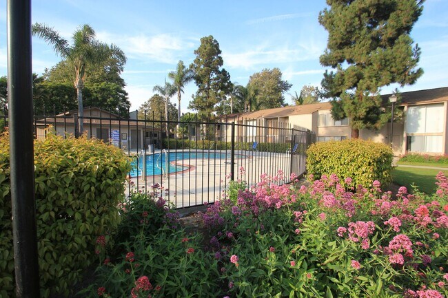 Building Photo - For Rent: Upgraded 3-Bedroom Condo in Todd...