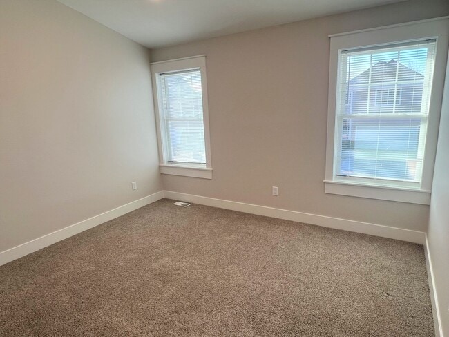 Building Photo - 3 BED / 3 BATH TOWNHOME WITH GARAGE
