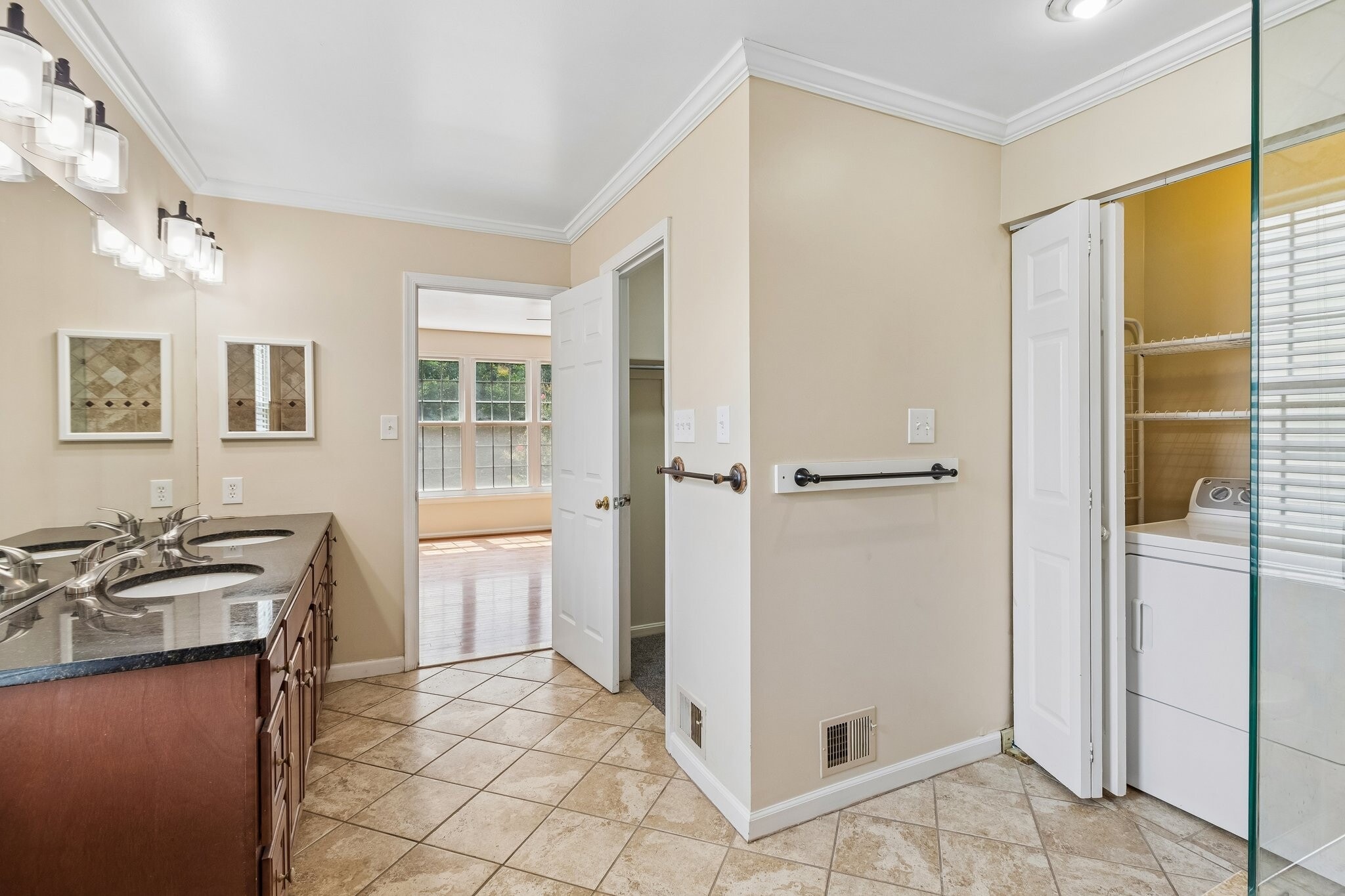 Building Photo - 820 Chatsworth Dr