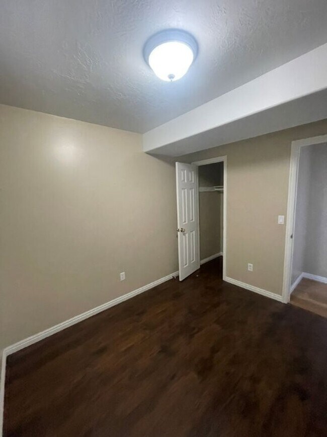 Building Photo - Your New Chapter Starts Here – 5 Bed, 2 Bath Syracuse Home + 2 Weeks Free!