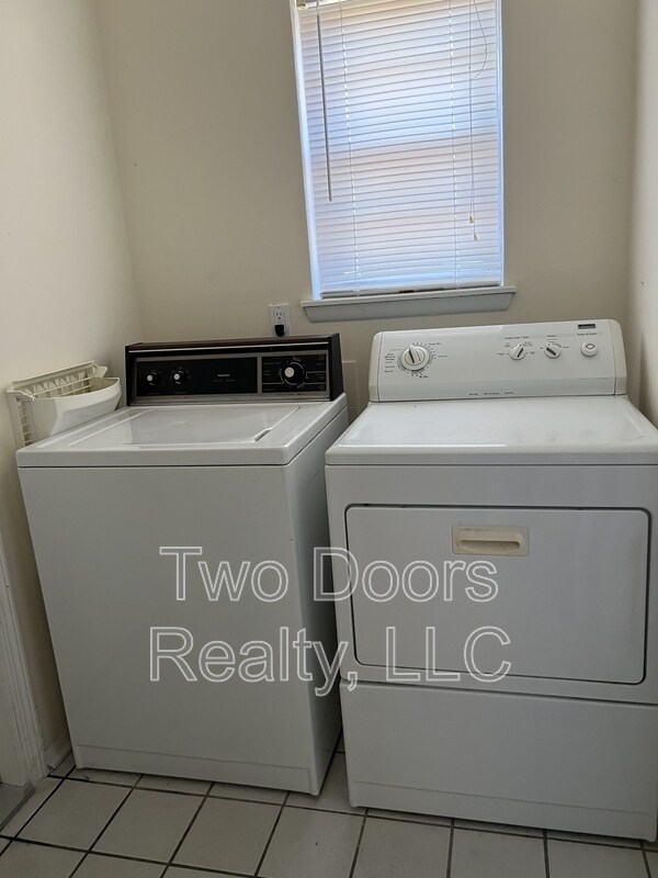 Building Photo - 1513 Parkwoods Terrace