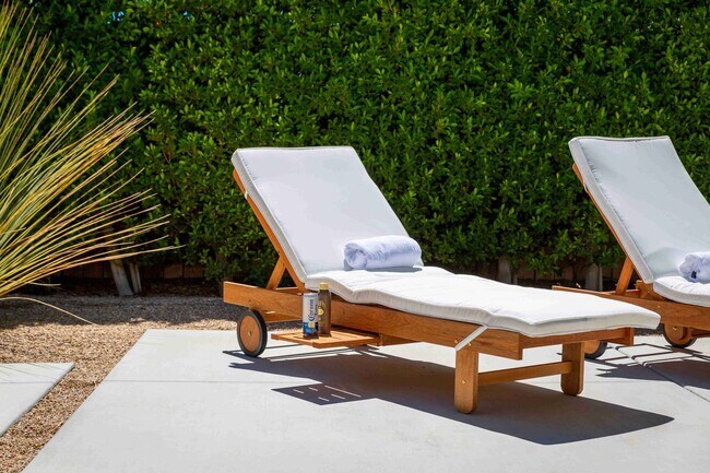 Building Photo - Luxury Oasis with Pool in Palm Springs (Monthly Only - No Long Term)