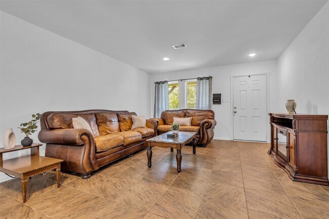 Building Photo - 16718 Warbler Dr