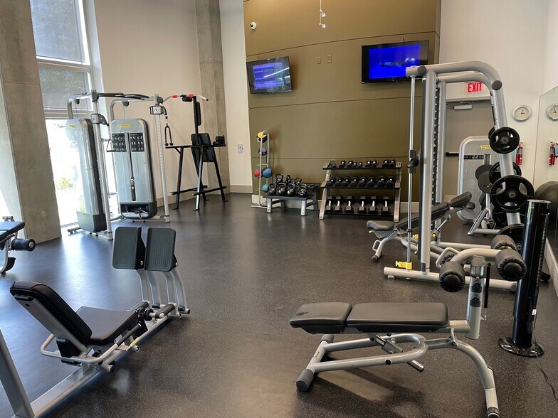 Full fitness area included - 1901 Post Oak Blvd