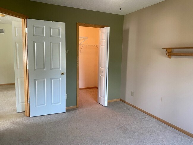 Building Photo - 7697 Coneflower Curv S