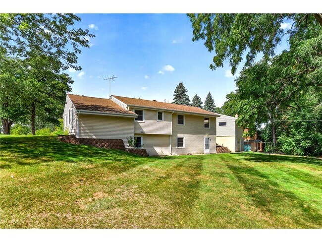 Building Photo - 6015 Aspen Rd