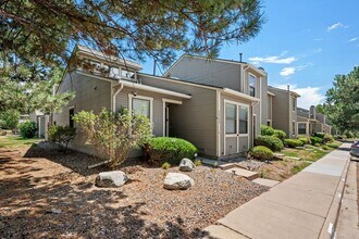 Building Photo - Beautiful 2 Bed, 2 Bath Townhome | Vaulted Ceilings, Private Courtyard & Fireplace