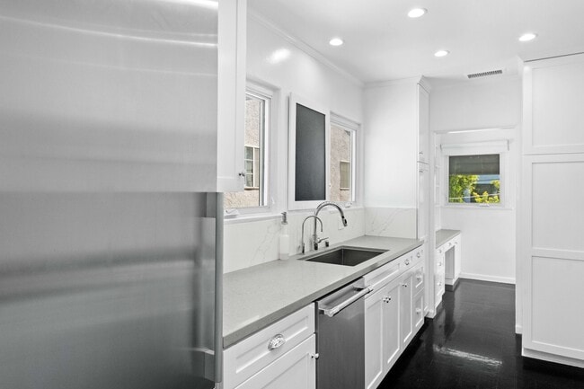 Building Photo - 1516 S Crest Dr