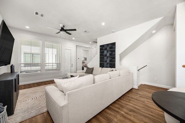 Building Photo - 2718 Grand Fountains Dr