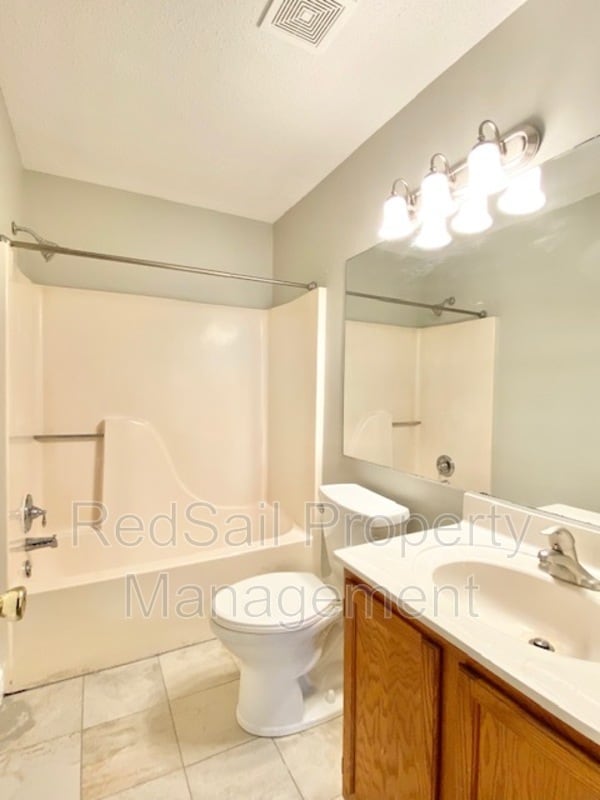 Building Photo - 200 S Hunt Club Run