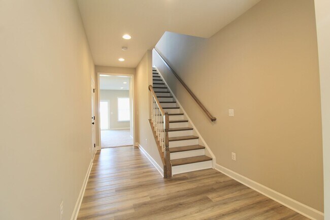 Building Photo - 3 bedroom town home with a finished basement and garage located in popular Preston Lakes