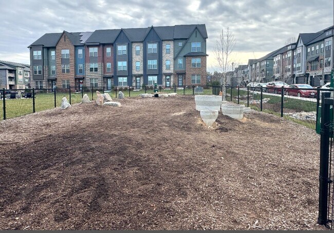 Building Photo - Beautiful 4 BR/4.5 BA EOG Townhome in Laurel!