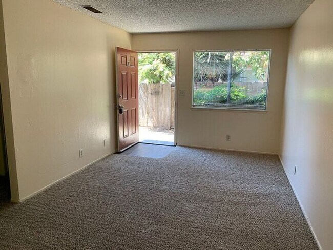 Building Photo - Downstairs unit approaching Downtown Visalia!