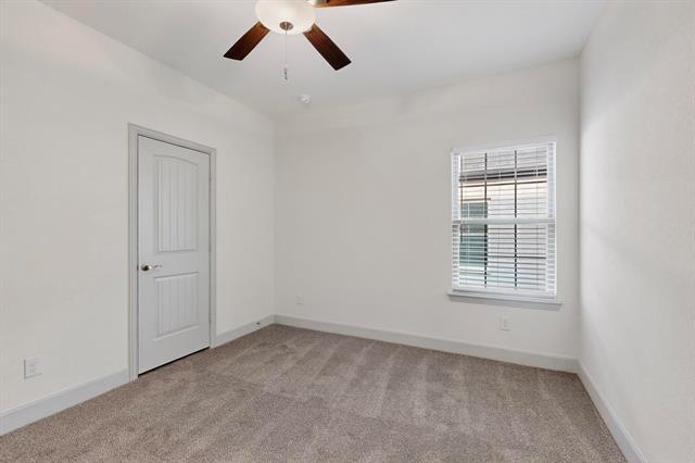 Building Photo - 560 Oak Crk Dr