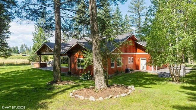 Building Photo - Stunning Columbia Falls Home w/horse pasture