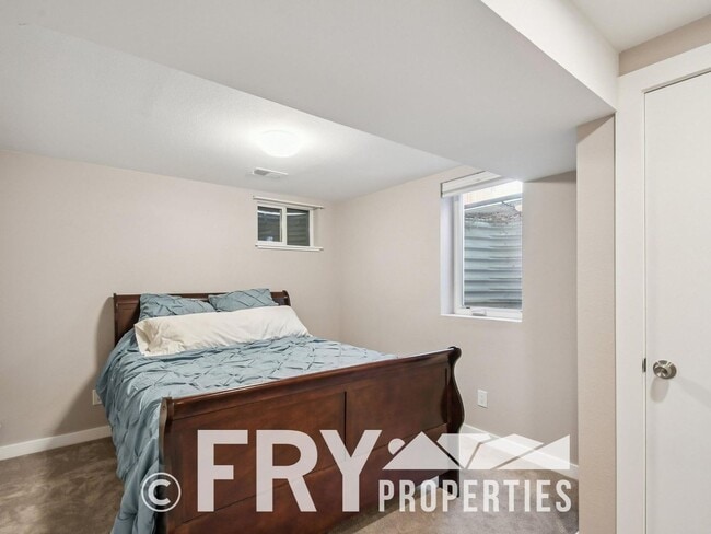 Building Photo - Spacious Five-Bedroom - Great For Entertaining