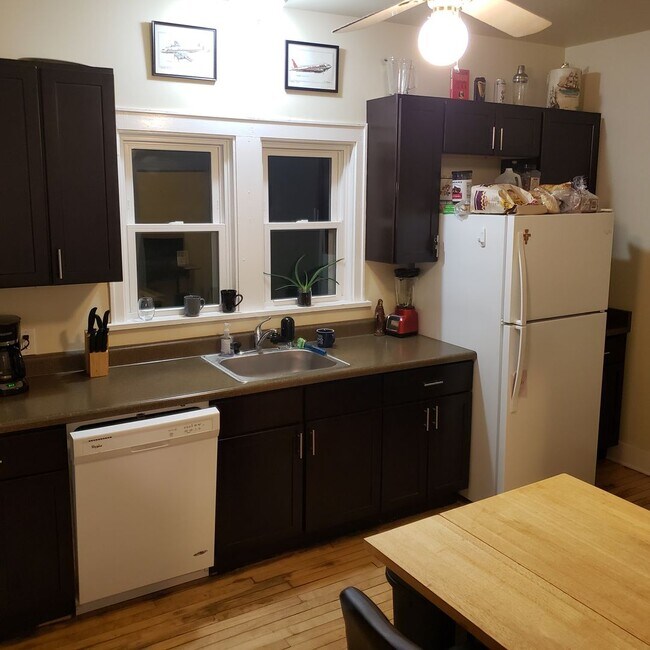 Building Photo - 721 E Center St