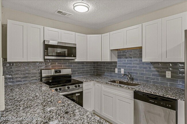 Building Photo - 1104 Azalea Ln