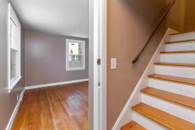 Building Photo - 705 Draper St