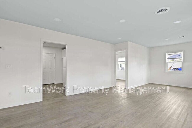 Building Photo - 3033 Azalea Dr