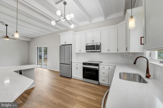 Building Photo - 611 Tebbston Dr